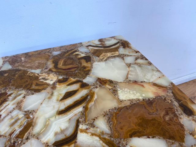 WMK I Stilvoller 70er Jahre Space Age Couchtisch mit charaktervoller Onyx Platte auf Chrom Tischgestell I Wohnzimmertisch Coffee Table Marmor Hollywood Regency Vintage Berlin Köln München Hamburg 60er