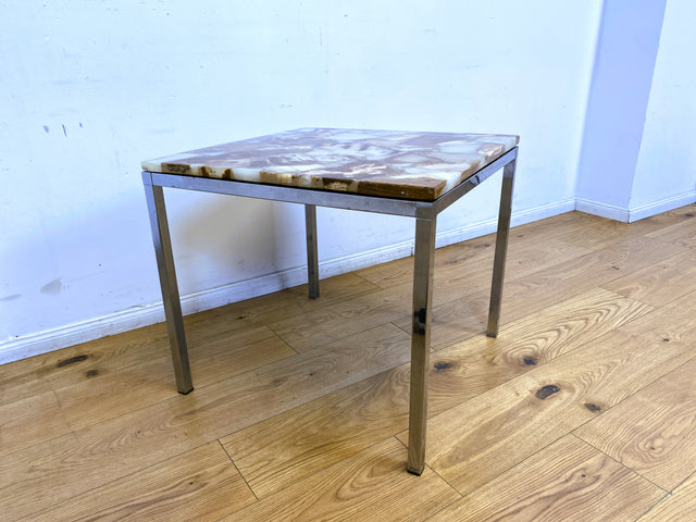 WMK I Stilvoller 70er Jahre Space Age Couchtisch mit charaktervoller Onyx Platte auf Chrom Tischgestell I Wohnzimmertisch Coffee Table Marmor Hollywood Regency Vintage Berlin Köln München Hamburg 60er
