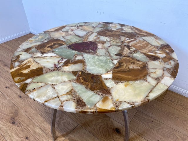 WMK I Besonders schöner 70er Jahre Space Age Couchtisch mit charaktervoller runder Onyx Platte auf formschönem Chrom Tischgestell I Wohnzimmertisch Coffee Table Marmor Hollywood Regency Vintage Berlin