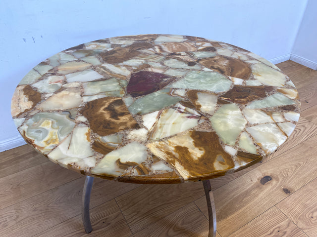WMK I Besonders schöner 70er Jahre Space Age Couchtisch mit charaktervoller runder Onyx Platte auf formschönem Chrom Tischgestell I Wohnzimmertisch Coffee Table Marmor Hollywood Regency Vintage Berlin