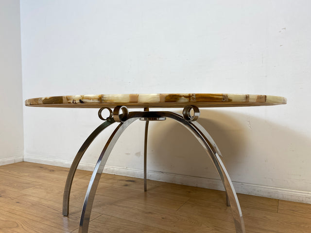 WMK I Besonders schöner 70er Jahre Space Age Couchtisch mit charaktervoller runder Onyx Platte auf formschönem Chrom Tischgestell I Wohnzimmertisch Coffee Table Marmor Hollywood Regency Vintage Berlin
