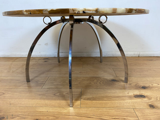 WMK I Besonders schöner 70er Jahre Space Age Couchtisch mit charaktervoller runder Onyx Platte auf formschönem Chrom Tischgestell I Wohnzimmertisch Coffee Table Marmor Hollywood Regency Vintage Berlin
