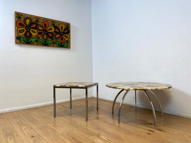 WMK I Besonders schöner 70er Jahre Space Age Couchtisch mit charaktervoller runder Onyx Platte auf formschönem Chrom Tischgestell I Wohnzimmertisch Coffee Table Marmor Hollywood Regency Vintage Berlin