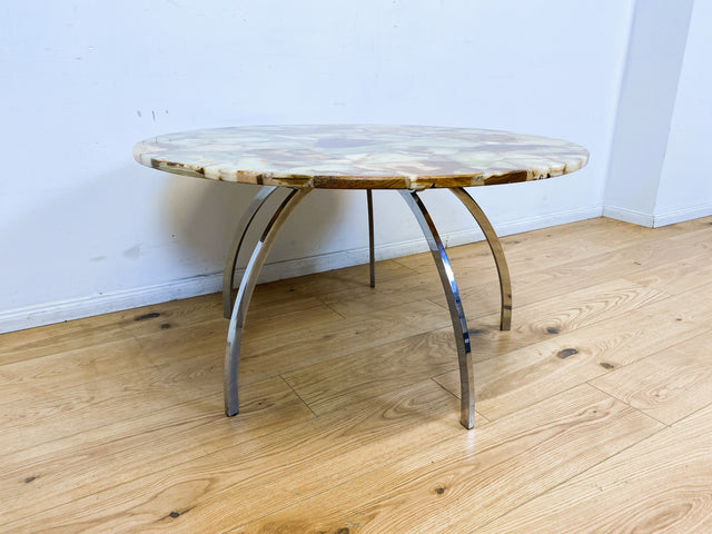 WMK I Besonders schöner 70er Jahre Space Age Couchtisch mit charaktervoller runder Onyx Platte auf formschönem Chrom Tischgestell I Wohnzimmertisch Coffee Table Marmor Hollywood Regency Vintage Berlin