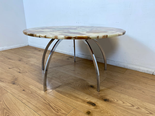 WMK I Besonders schöner 70er Jahre Space Age Couchtisch mit charaktervoller runder Onyx Platte auf formschönem Chrom Tischgestell I Wohnzimmertisch Coffee Table Marmor Hollywood Regency Vintage Berlin