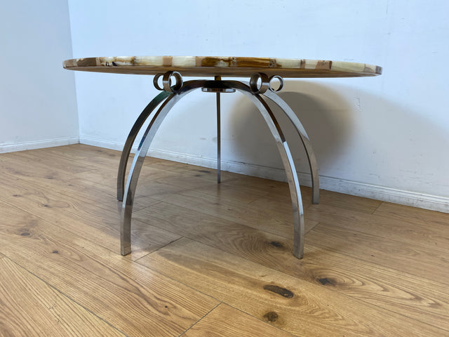 WMK I Besonders schöner 70er Jahre Space Age Couchtisch mit charaktervoller runder Onyx Platte auf formschönem Chrom Tischgestell I Wohnzimmertisch Coffee Table Marmor Hollywood Regency Vintage Berlin