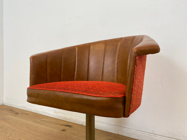 WMK # 1/2 Kultiger & gut erhaltener 70er Jahre Space Age Drehsessel mit Originalbezug und Kunstleder Umrahmung # Sessel Armchair Stuhl Clubsessel Schalensessel Cocktailsessel Lesesessel Vintage Retro