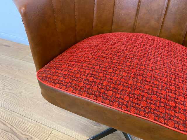 WMK # 1/2 Kultiger & gut erhaltener 70er Jahre Space Age Drehsessel mit Originalbezug und Kunstleder Umrahmung # Sessel Armchair Stuhl Clubsessel Schalensessel Cocktailsessel Lesesessel Vintage Retro