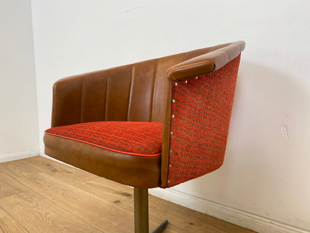 WMK # 1/2 Kultiger & gut erhaltener 70er Jahre Space Age Drehsessel mit Originalbezug und Kunstleder Umrahmung # Sessel Armchair Stuhl Clubsessel Schalensessel Cocktailsessel Lesesessel Vintage Retro