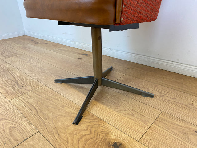 WMK # 1/2 Kultiger & gut erhaltener 70er Jahre Space Age Drehsessel mit Originalbezug und Kunstleder Umrahmung # Sessel Armchair Stuhl Clubsessel Schalensessel Cocktailsessel Lesesessel Vintage Retro