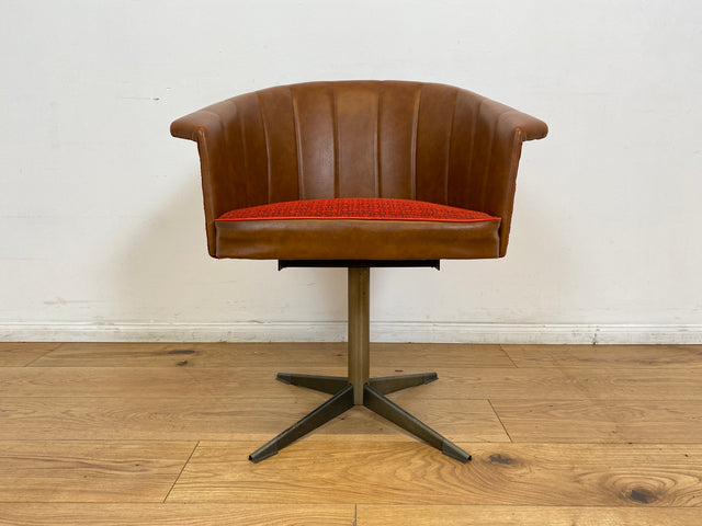 WMK # 1/2 Kultiger & gut erhaltener 70er Jahre Space Age Drehsessel mit Originalbezug und Kunstleder Umrahmung # Sessel Armchair Stuhl Clubsessel Schalensessel Cocktailsessel Lesesessel Vintage Retro