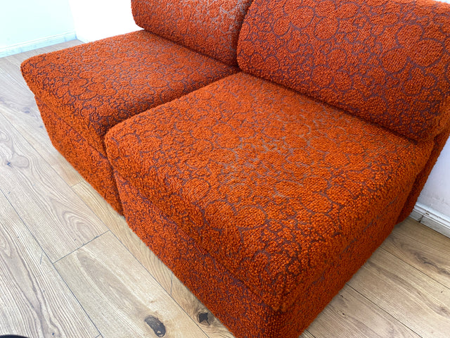 WMK I Kultiges 70er Jahre Space Age Modular Sofa aus 2 Sessel mit grandiosem orangem Originalbezug & Staufächern