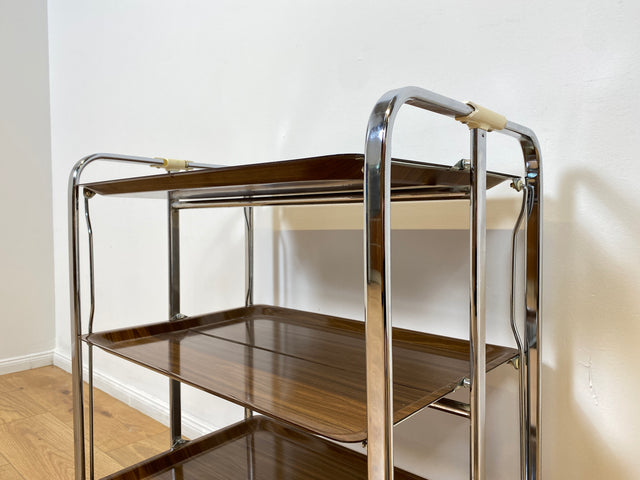 WMK # Kultiger & gut erhaltener faltbarer 1970er Jahre Servierwagen mit Chromgestell & auf Rollen # Teewagen Barwagen Klapptisch Beistelltisch Couchtisch Space Age Vintage Industrial Design 70er Retro