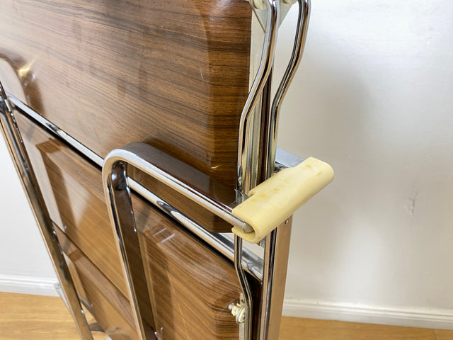 WMK # Kultiger & gut erhaltener faltbarer 1970er Jahre Servierwagen mit Chromgestell & auf Rollen # Teewagen Barwagen Klapptisch Beistelltisch Couchtisch Space Age Vintage Industrial Design 70er Retro
