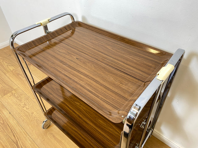 WMK # Kultiger & gut erhaltener faltbarer 1970er Jahre Servierwagen mit Chromgestell & auf Rollen # Teewagen Barwagen Klapptisch Beistelltisch Couchtisch Space Age Vintage Industrial Design 70er Retro
