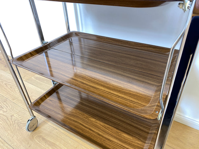 WMK # Kultiger & gut erhaltener faltbarer 1970er Jahre Servierwagen mit Chromgestell & auf Rollen # Teewagen Barwagen Klapptisch Beistelltisch Couchtisch Space Age Vintage Industrial Design 70er Retro