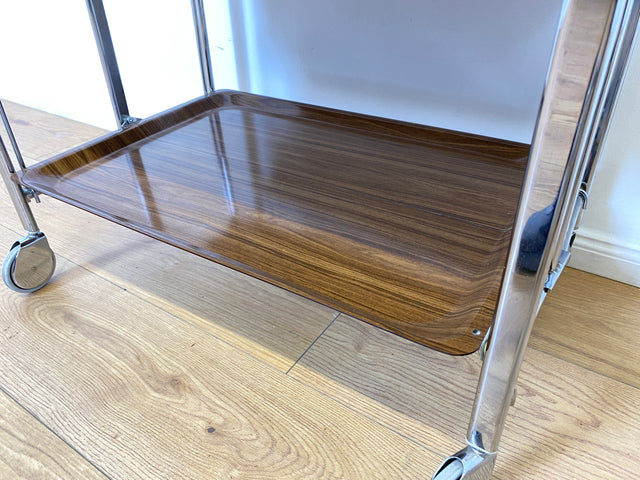 WMK # Kultiger & gut erhaltener faltbarer 1970er Jahre Servierwagen mit Chromgestell & auf Rollen # Teewagen Barwagen Klapptisch Beistelltisch Couchtisch Space Age Vintage Industrial Design 70er Retro