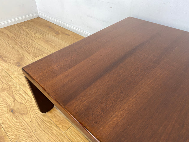 WMK I Stilvoller & sehr gut erhaltener niedriger 70er Space Age Couchtisch aus dunklem Holz I Wohnzimmertisch Coffee Table Clubtisch Sitzgarnitur Retro Vintage Mid-Century Berlin Leipzig Bayern NRW
