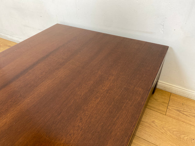 WMK I Stilvoller & sehr gut erhaltener niedriger 70er Space Age Couchtisch aus dunklem Holz I Wohnzimmertisch Coffee Table Clubtisch Sitzgarnitur Retro Vintage Mid-Century Berlin Leipzig Bayern NRW