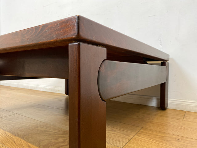 WMK I Stilvoller & sehr gut erhaltener niedriger 70er Space Age Couchtisch aus dunklem Holz I Wohnzimmertisch Coffee Table Clubtisch Sitzgarnitur Retro Vintage Mid-Century Berlin Leipzig Bayern NRW