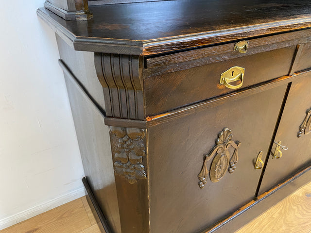 WMK # Imposante antike Anrichte aus massiver Eiche mit Messingbeschlägen & facettiertem Glas # Buffet Büfett Küchenanrichte Kredenz Geschirrschrank Küche Vitrine Schrank Gründerzeit Jugendstil Vintage