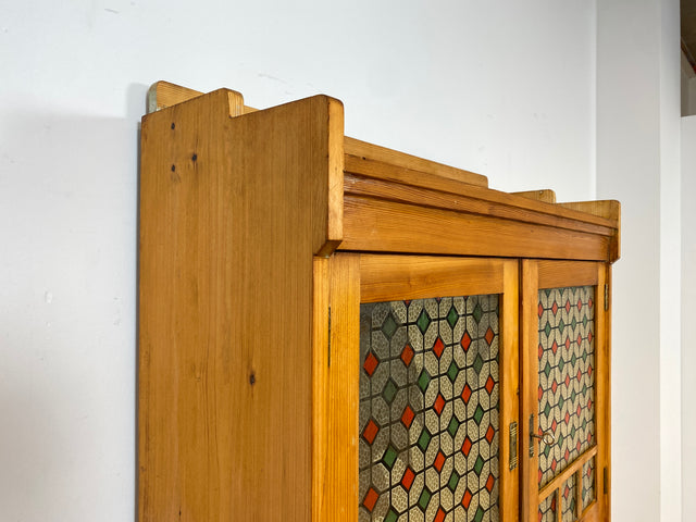 WMK I Wunderschöne antike Anrichte aus vollem Holz mit bunter floraler Bleiverglasung I Schrank Büffet Büfett Küchenschrank Küchenanrichte Jugendstil Vintage Bauern Weichholz Berlin Hannover Dresden