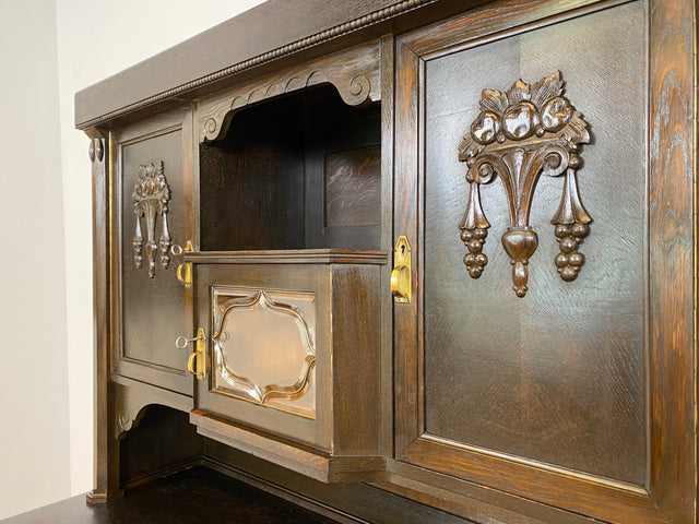 WMK # Imposante antike Anrichte aus massiver Eiche mit Messingbeschlägen & facettiertem Glas # Buffet Büfett Küchenanrichte Kredenz Geschirrschrank Küche Vitrine Schrank Gründerzeit Jugendstil Vintage