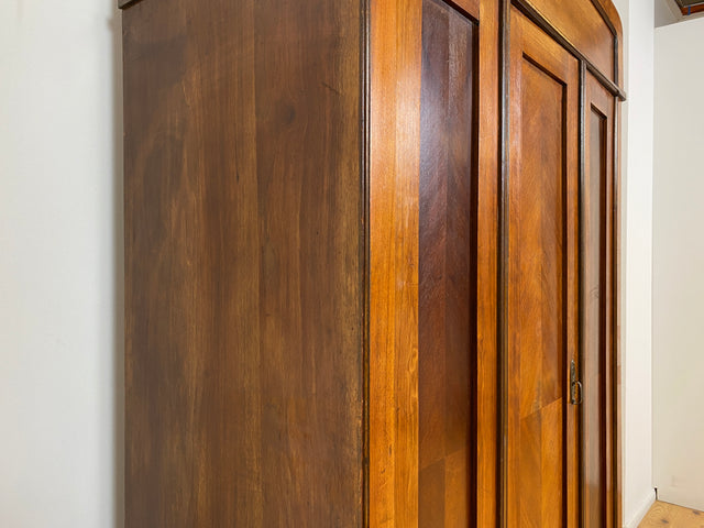 WMK # Formschöner antiker Kleiderschrank aus vollem Holz in Nußbaum, um 1910 # Schrank Vertiko Schlafzimmerschrank Flurschrank Dielenschrank Bauernschrank Wardrobe Spiegel Jugendstil Art Deco Vintage