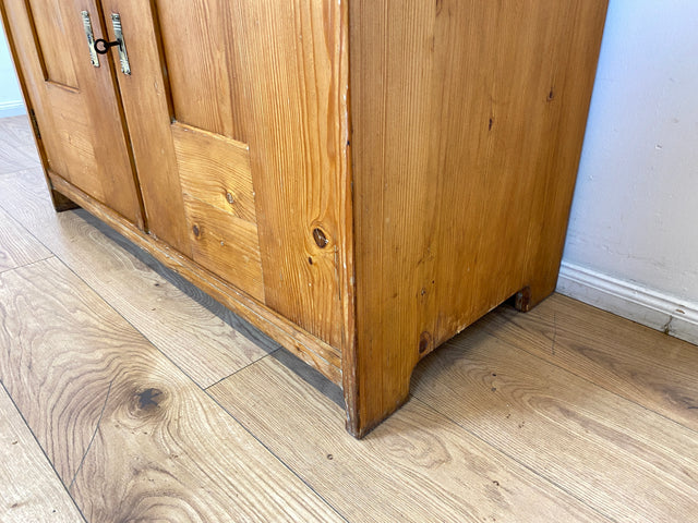 WMK I Wunderschöne antike Anrichte aus vollem Holz mit bunter floraler Bleiverglasung I Schrank Büffet Büfett Küchenschrank Küchenanrichte Jugendstil Vintage Bauern Weichholz Berlin Hannover Dresden