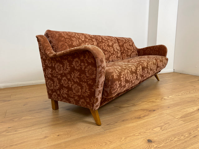 WMK # Formschöne und sehr gut erhaltene Mid-Century Schlafcouch mit samtartigem Originalbezug in floralem Altrosa und Bettwäschefach # Schlafsofa Klappcouch Sofa Couch 3-Sitzer 3er Daybed Vintage 60er