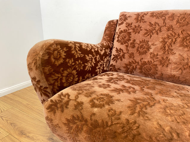 WMK # Formschöne und sehr gut erhaltene Mid-Century Schlafcouch mit samtartigem Originalbezug in floralem Altrosa und Bettwäschefach # Schlafsofa Klappcouch Sofa Couch 3-Sitzer 3er Daybed Vintage 60er