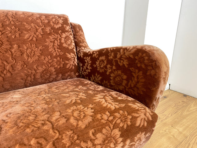 WMK # Formschöne und sehr gut erhaltene Mid-Century Schlafcouch mit samtartigem Originalbezug in floralem Altrosa und Bettwäschefach # Schlafsofa Klappcouch Sofa Couch 3-Sitzer 3er Daybed Vintage 60er