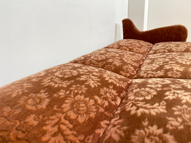 WMK # Formschöne und sehr gut erhaltene Mid-Century Schlafcouch mit samtartigem Originalbezug in floralem Altrosa und Bettwäschefach # Schlafsofa Klappcouch Sofa Couch 3-Sitzer 3er Daybed Vintage 60er