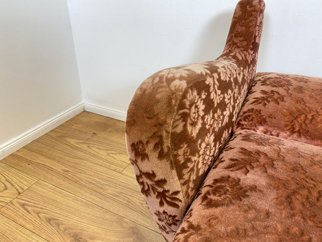 WMK # Formschöne und sehr gut erhaltene Mid-Century Schlafcouch mit samtartigem Originalbezug in floralem Altrosa und Bettwäschefach # Schlafsofa Klappcouch Sofa Couch 3-Sitzer 3er Daybed Vintage 60er