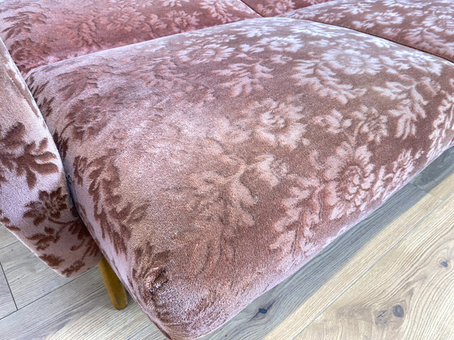 WMK # Formschöne und sehr gut erhaltene Mid-Century Schlafcouch mit samtartigem Originalbezug in floralem Altrosa und Bettwäschefach # Schlafsofa Klappcouch Sofa Couch 3-Sitzer 3er Daybed Vintage 60er