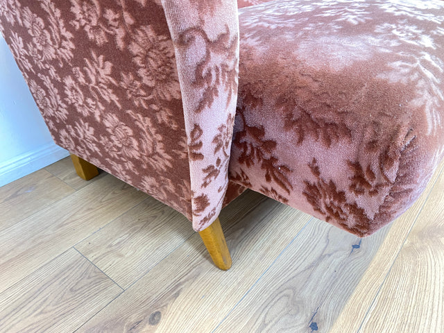 WMK # Formschöne und sehr gut erhaltene Mid-Century Schlafcouch mit samtartigem Originalbezug in floralem Altrosa und Bettwäschefach # Schlafsofa Klappcouch Sofa Couch 3-Sitzer 3er Daybed Vintage 60er