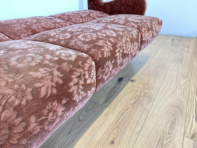 WMK # Formschöne und sehr gut erhaltene Mid-Century Schlafcouch mit samtartigem Originalbezug in floralem Altrosa und Bettwäschefach # Schlafsofa Klappcouch Sofa Couch 3-Sitzer 3er Daybed Vintage 60er
