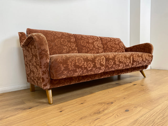 WMK # Formschöne und sehr gut erhaltene Mid-Century Schlafcouch mit samtartigem Originalbezug in floralem Altrosa und Bettwäschefach # Schlafsofa Klappcouch Sofa Couch 3-Sitzer 3er Daybed Vintage 60er