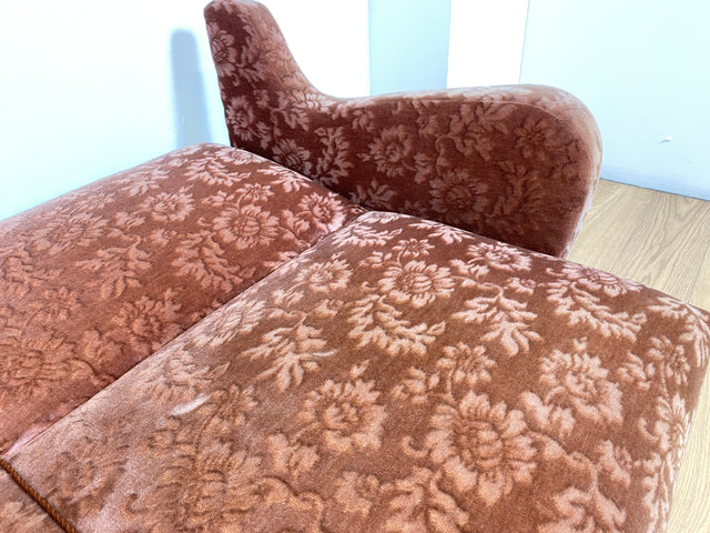WMK # Formschöne und sehr gut erhaltene Mid-Century Schlafcouch mit samtartigem Originalbezug in floralem Altrosa und Bettwäschefach # Schlafsofa Klappcouch Sofa Couch 3-Sitzer 3er Daybed Vintage 60er