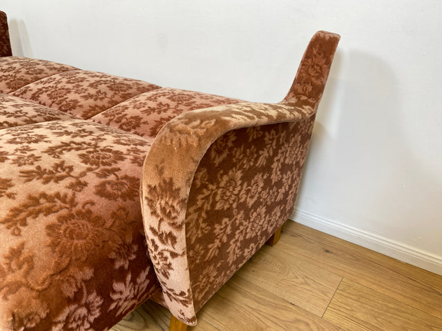 WMK # Formschöne und sehr gut erhaltene Mid-Century Schlafcouch mit samtartigem Originalbezug in floralem Altrosa und Bettwäschefach # Schlafsofa Klappcouch Sofa Couch 3-Sitzer 3er Daybed Vintage 60er