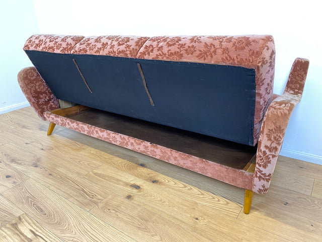 WMK # Formschöne und sehr gut erhaltene Mid-Century Schlafcouch mit samtartigem Originalbezug in floralem Altrosa und Bettwäschefach # Schlafsofa Klappcouch Sofa Couch 3-Sitzer 3er Daybed Vintage 60er