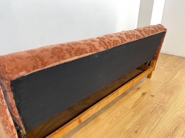 WMK # Formschöne und sehr gut erhaltene Mid-Century Schlafcouch mit samtartigem Originalbezug in floralem Altrosa und Bettwäschefach # Schlafsofa Klappcouch Sofa Couch 3-Sitzer 3er Daybed Vintage 60er