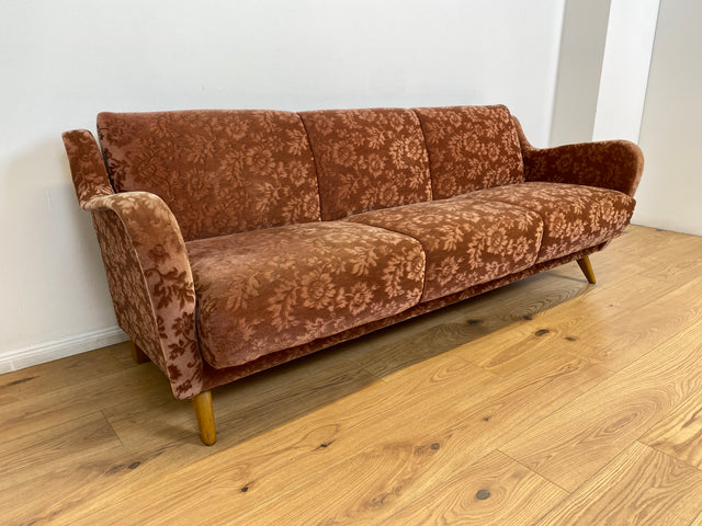 WMK # Formschöne und sehr gut erhaltene Mid-Century Schlafcouch mit samtartigem Originalbezug in floralem Altrosa und Bettwäschefach # Schlafsofa Klappcouch Sofa Couch 3-Sitzer 3er Daybed Vintage 60er
