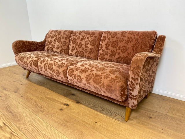WMK # Formschöne und sehr gut erhaltene Mid-Century Schlafcouch mit samtartigem Originalbezug in floralem Altrosa und Bettwäschefach # Schlafsofa Klappcouch Sofa Couch 3-Sitzer 3er Daybed Vintage 60er