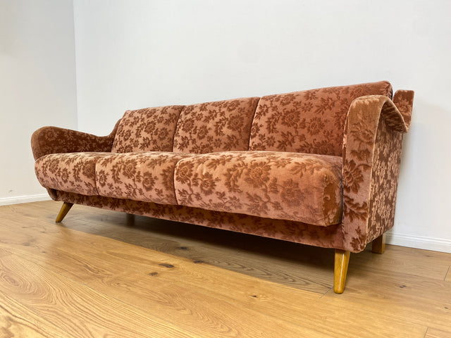 WMK # Formschöne und sehr gut erhaltene Mid-Century Schlafcouch mit samtartigem Originalbezug in floralem Altrosa und Bettwäschefach # Schlafsofa Klappcouch Sofa Couch 3-Sitzer 3er Daybed Vintage 60er