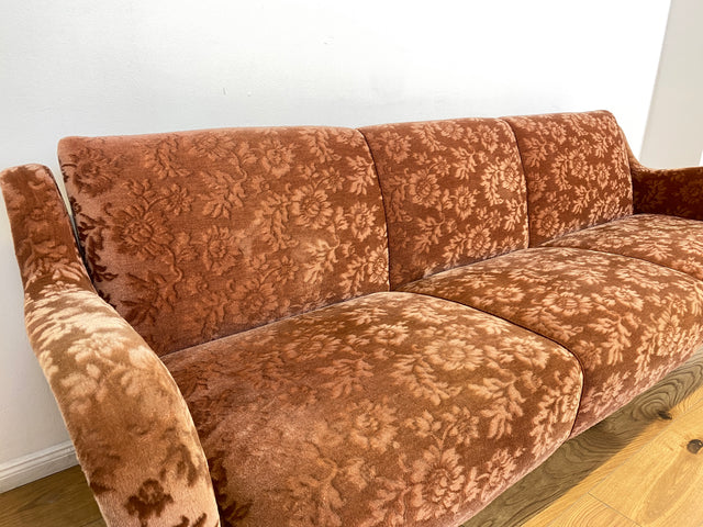 WMK # Formschöne und sehr gut erhaltene Mid-Century Schlafcouch mit samtartigem Originalbezug in floralem Altrosa und Bettwäschefach # Schlafsofa Klappcouch Sofa Couch 3-Sitzer 3er Daybed Vintage 60er