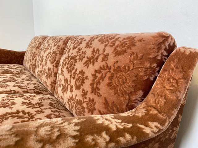 WMK # Formschöne und sehr gut erhaltene Mid-Century Schlafcouch mit samtartigem Originalbezug in floralem Altrosa und Bettwäschefach # Schlafsofa Klappcouch Sofa Couch 3-Sitzer 3er Daybed Vintage 60er
