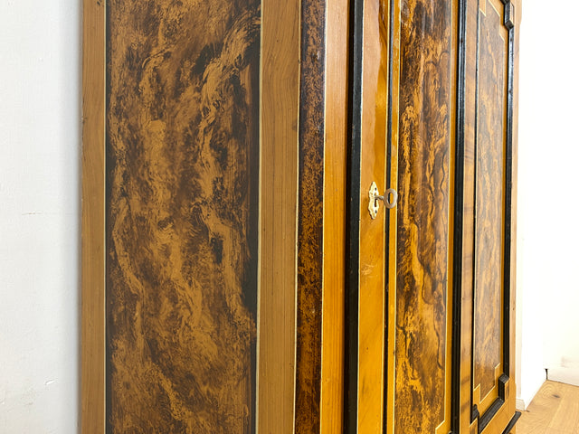 WMK I Wunderschöner Biedermeier Wäscheschrank aus vollem Holz in Nussbaum mit Schubladen, um 1850 I Schrank Kleiderschrank Highboard Cabinet Wardrobe Vertiko Armoire Historismus Antik Vintage Berlin