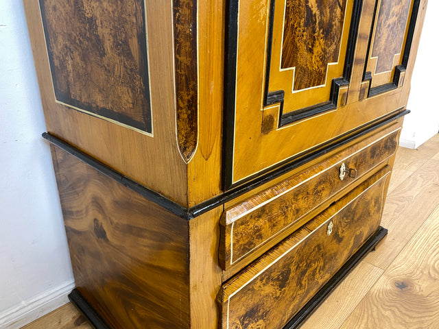 WMK I Wunderschöner Biedermeier Wäscheschrank aus vollem Holz in Nussbaum mit Schubladen, um 1850 I Schrank Kleiderschrank Highboard Cabinet Wardrobe Vertiko Armoire Historismus Antik Vintage Berlin