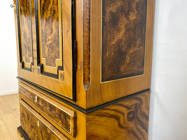WMK I Wunderschöner Biedermeier Wäscheschrank aus vollem Holz in Nussbaum mit Schubladen, um 1850 I Schrank Kleiderschrank Highboard Cabinet Wardrobe Vertiko Armoire Historismus Antik Vintage Berlin